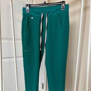FIGS XS Zamora jogger scrubs pants in Hunter green